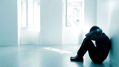 આજકાલ ઘણા લોકો માનસિક સ્ટ્રેસના કારણે તાણ અનુભવે છે આ થોડા સમય પુરતુ હોય તો વ્યક્તિ ઠીક થઈ જાય છે પણ કેટલાક લોકોના મન પણ ઘણી ઉંડી અસર થાય છે અને ટેન્સનમાંને ટેન્સનમાં વ્યક્તિ પાગલ થઈ જાય છે. પછી ઘણી સારવાર અને ઘણા ઈલાજ પછી પણ વ્યક્તિ સ્વસ્થ થઈ શકતી નથી. ત્યારે પાગલ વ્યક્તિ ગમે ત્યાં ચાલી જાય છે ગમે તે કરવા લાગે છે ત્યારે ઘરના લોકો જ ટેન્સનમાં આવી જાય છે. ત્યારે આ સમયે ખરેખર તે વ્યક્તિને ઈલાજની જરુર હોય તો પાગલખાનામાં ભર્તી કરવી જોઈએ પણ પાગલખાનામાં એડમિશન લેવા માટેની પણ પ્રોર્સેસ છે ત્યારે ચાલો જાણીએ માનસિક રીતે અસ્વસ્થ વ્યક્તિને પાગલખાનામાં ભર્તી કરવા માટે શું પ્રક્રિયા કરવી પડે છે.