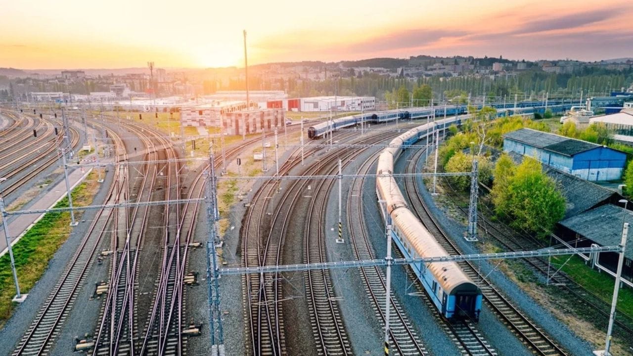 PNR સ્ટેટસ ચેક કરવા માટે તમારે પહેલા ટિકિટ બુક કરવી પડશે. આ કર્યા પછી તમે સરળતાથી બધી માહિતી મેળવી શકો છો. હવે તમે વિચારતા હશો કે ટ્રેનની ટિકિટ કેવી રીતે બુક કરાવી શકાય? તો ચાલો તમને આખી પ્રક્રિયા વિશે માહિતી આપીએ.