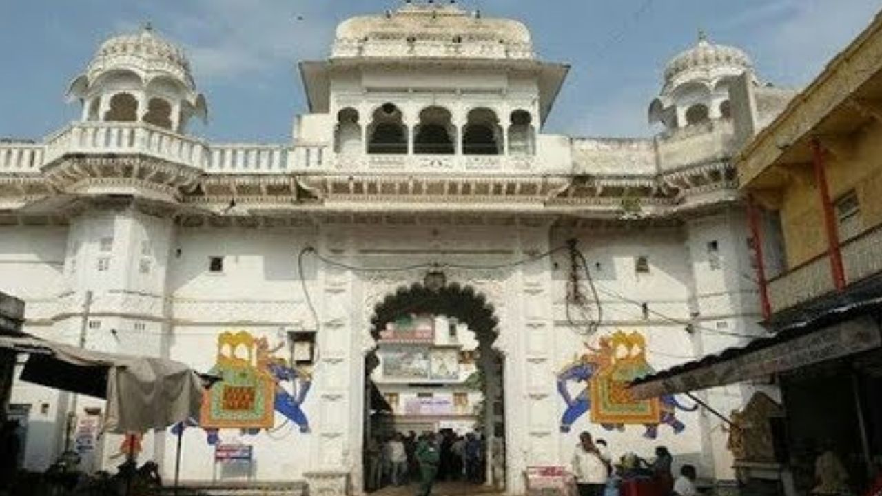 આ ટ્રેન બોરીવલીથી સુરત, ભરુચ, વડોદરા, દાહોદ થી રતલામ જાય છે. અમદાવાદ સ્ટેશન પર આ ટ્રેનને સ્ટોપેજ આપ્યું નથી.