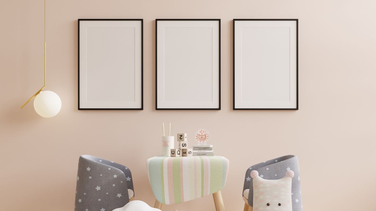 ઘણા લોકો તેમના મૃત પૂર્વજોની તસવીરો તેમના ઘરમાં લગાવે છે અને તેમની પૂજા કરે છે. પરંતુ દિશાની સાચી જાણકારી ન હોવાને કારણે પૂર્વજોની તસવીર ખોટી દિશામાં લગાવવાથી ઘરમાં પિતૃ દોષ આવી શકે છે. ત્યારે આ બાબતે જ્યોતિષી અને વાસ્તુ સલાહકાર દ્વારા આ વિશે વધુ માહિતી આપી રહ્યા છે કે પૂર્વજોની તસવીર કઈ દિશામાં લગાવવી યોગ્ય છે અને તેમને કઈ દિશામાં મુખ રાખવું જોઈએ.