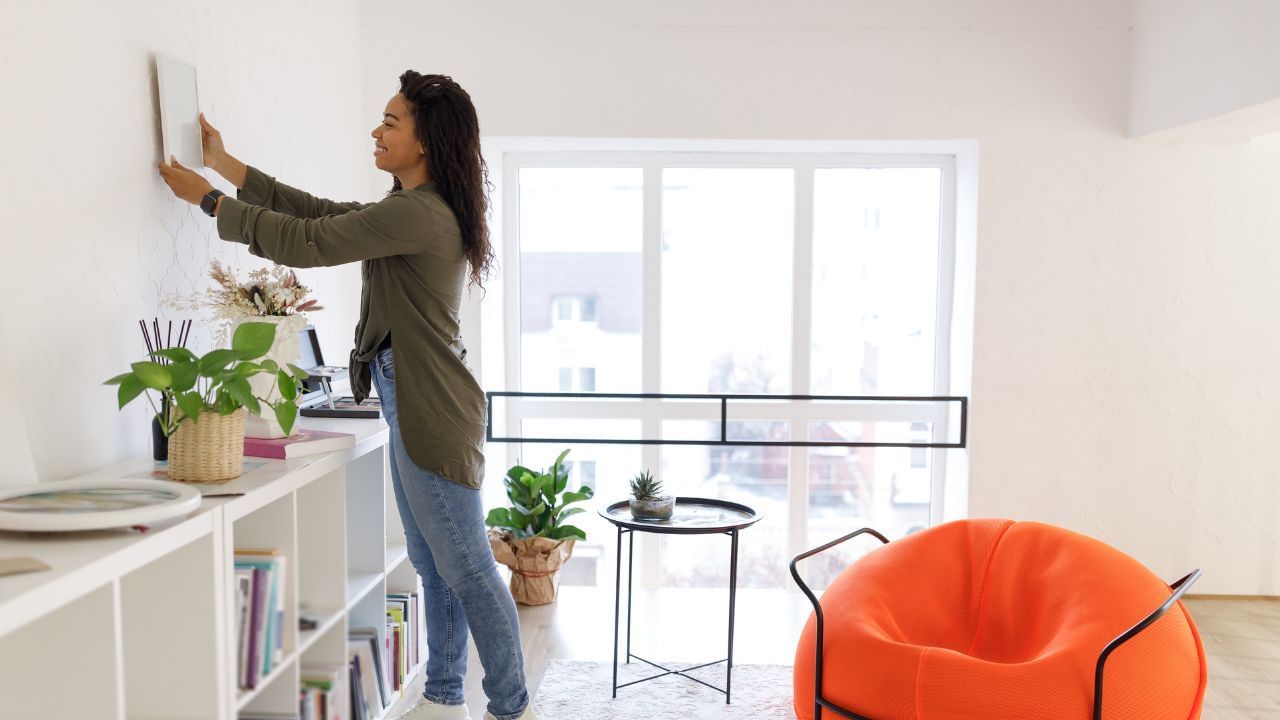 વાસ્તુશાસ્ત્ર અનુસાર, ભૂલથી પણ ઘરમાં પૂર્વજોની એકથી વધુ તસવીર ન લગાવવી જોઈએ. મૃત પૂર્વજોની એકથી વધુ તસવીરો લગાવવાથી ઘરમાં નકારાત્મક શક્તિઓનો પ્રભાવ વધી શકે છે.