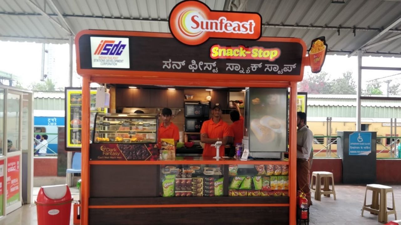 કેવી રીતે અરજી કરી શકાય? : રેલવે સ્ટેશનો પર દુકાન ખોલવા માટે સૌથી મહત્વની બાબત એ છે કે દુકાન માટે જગ્યા મેળવવી. આવી સ્થિતિમાં તમે IRCTCની કોર્પોરેટ વેબસાઇટ અને ઝોનની ઓફિશિયલ વેબસાઇટ સમયાંતરે તપાસી શકો છો. રેલવે ટેન્ડર સંબંધિત તમામ માહિતી અહીં શેર કરે છે. જો તમે પણ રેલવે સ્ટેશન પર દુકાન ખોલવા માંગતા હોવ તો તમારી પાસે આધાર કાર્ડ, પાન કાર્ડ, પાસપોર્ટ, વોટર આઈડી કાર્ડ જેવા મહત્વપૂર્ણ ડોક્યુમેન્ટ્સ હોવા જોઈએ.
