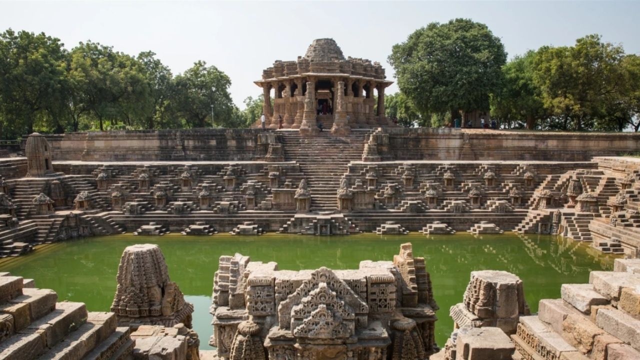 દાદરથી બિકાનેરની ટ્રેન સુરત, ભરુચ, નડિયાદ, અમદાવાદથી પસાર થઈને મહેસાણા પહોંચાડશે. આ ટ્રેન દરેક દિવસે ચાલે છે. દાદરથી 12:35 વાગ્યે ઉપડે છે અને મહેસાણા 23:25 વાગ્યે પહોંચાડે છે.
