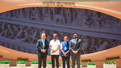 સાઉથ સિનેમાના સુપરસ્ટાર રજનીકાંત તાજેતરમાં વેકેશન માટે અબુ ધાબી ગયા હતા અહીં અભિનેતાને યુએઈ સરકાર દ્વારા ગોલ્ડન વિઝાથી સન્માનિત કરવામાં આવ્યા છે આ બાદ તેઓ તરત અબુધાબીમાં આવેલ હિન્દુ સ્વામીનારાયણ મંદિરની મુલાકાત લીધી હતી અને દર્શન કર્યા હતા.