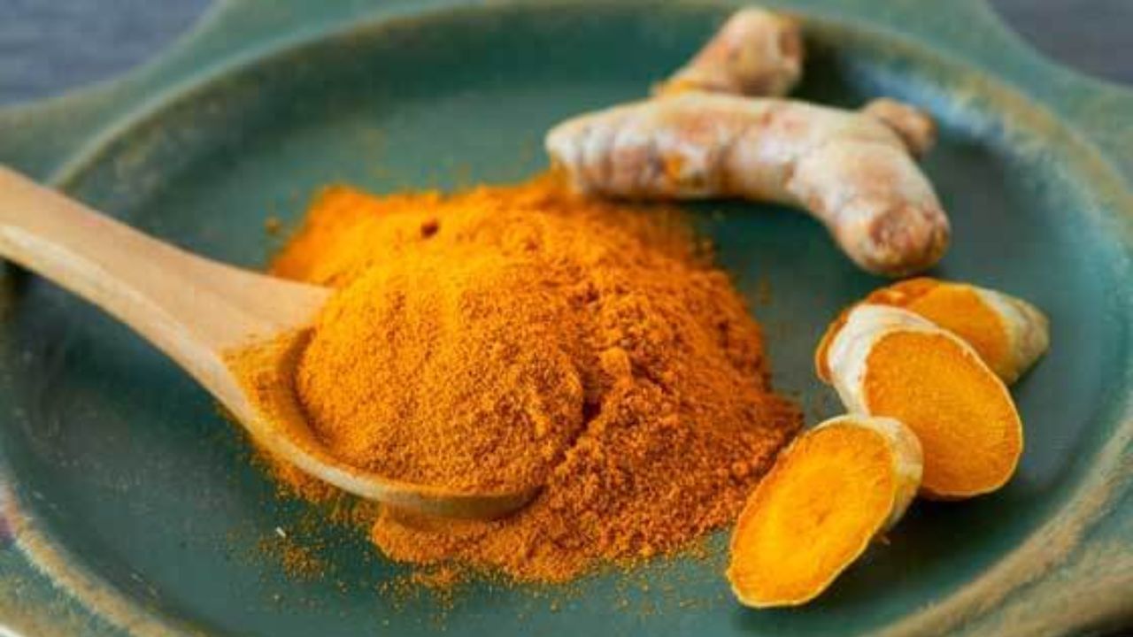 Use Turmeric : In case of ringworm and itching problem, you can use turmeric. Turmeric has anti-bacterial properties, which prevent the growth of bacteria on the skin. For this, mix 1 teaspoon of turmeric with some water or rose water and apply it on the affected area and leave it for about 10 minutes. After this wash it with normal water. This can provide relief from the problem of ringworm and itching.