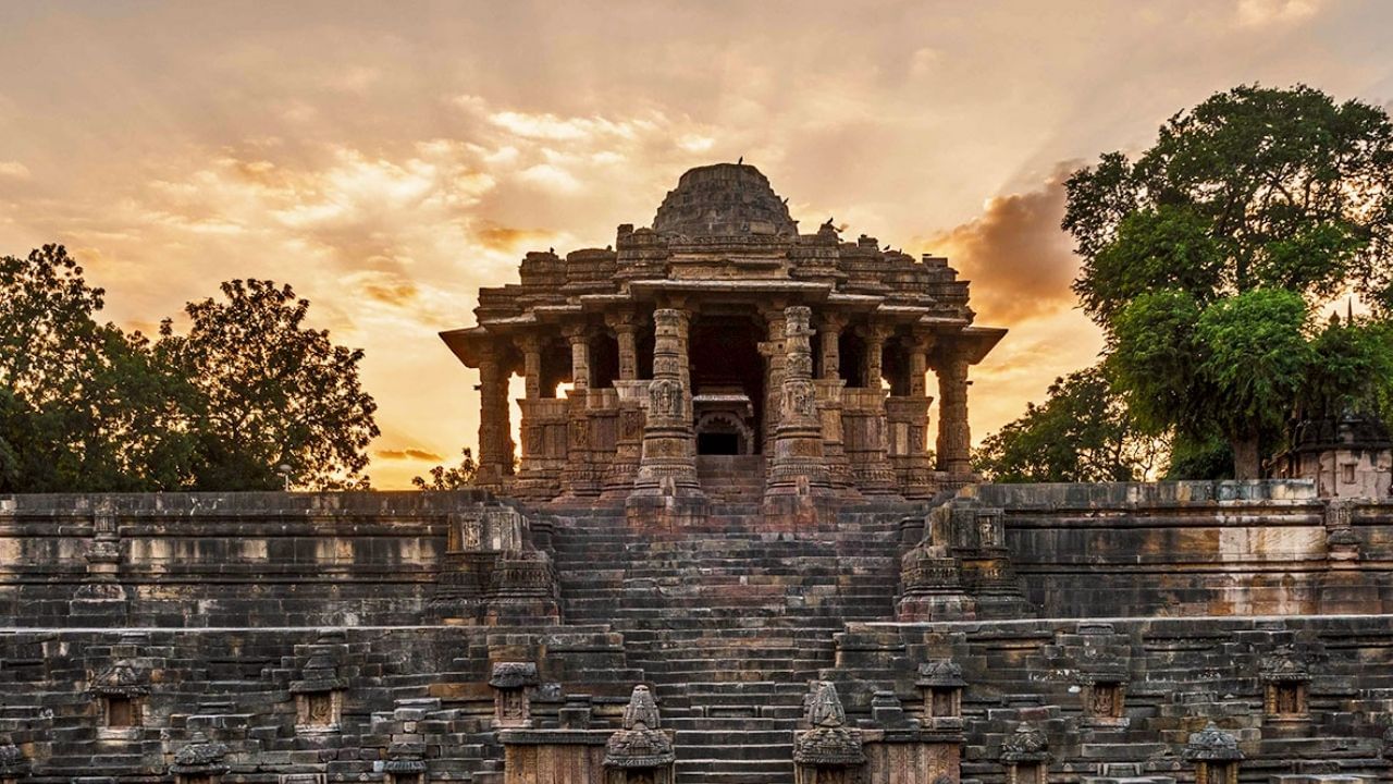 મહેસાણા સુધી પહોંચીને મોઢેરા સુધી જવું સાવ સરળ છે. મહેસાણાથી મોઢેરા સુધીનું અંતર 25 KM છે. તમે પ્રાઈવેટ વાહન લઈને પણ જઈ શકો છો. તેમજ ત્યાંથી સરકારી બસ અથવા ઓટો રિક્ષામાં પણ જઈ શકાય છે. મોઢેરા પહોંચતા અંદાજે અડધી કલાક જેટલો સમય લાગે છે. 
