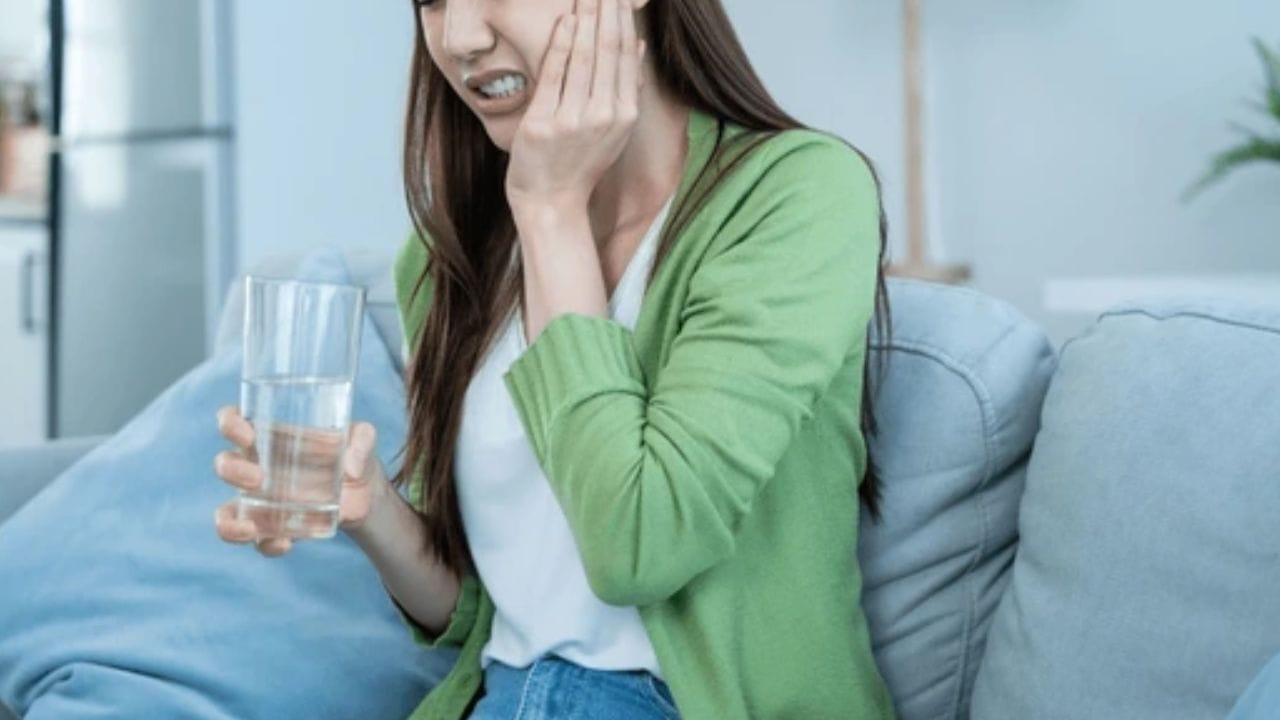 તેથી, દાંતની સમસ્યાઓને અવગણવાનું ટાળો. જ્યારે ઘણા લોકોને હળવો દાંતનો દુખાવો થાય છે, ત્યારે તેઓ તેની અવગણના કરે છે. ધીમે ધીમે આ દાંતનો દુખાવો વધવા લાગે છે. જો તમને દાંતમાં દુખાવો થઈ રહ્યો છે, તો આવી સ્થિતિમાં તમે કેટલાક ઘરેલું ઉપચારની મદદ લઈ શકો છો. આ ઉપાયોની મદદથી દાંતના દુખાવા અને સોજાથી રાહત મેળવી શકાય છે. ચાલો જાણીએ દાંતના દુખાવાની સમસ્યાથી કેવી રીતે છુટકારો મેળવવો?