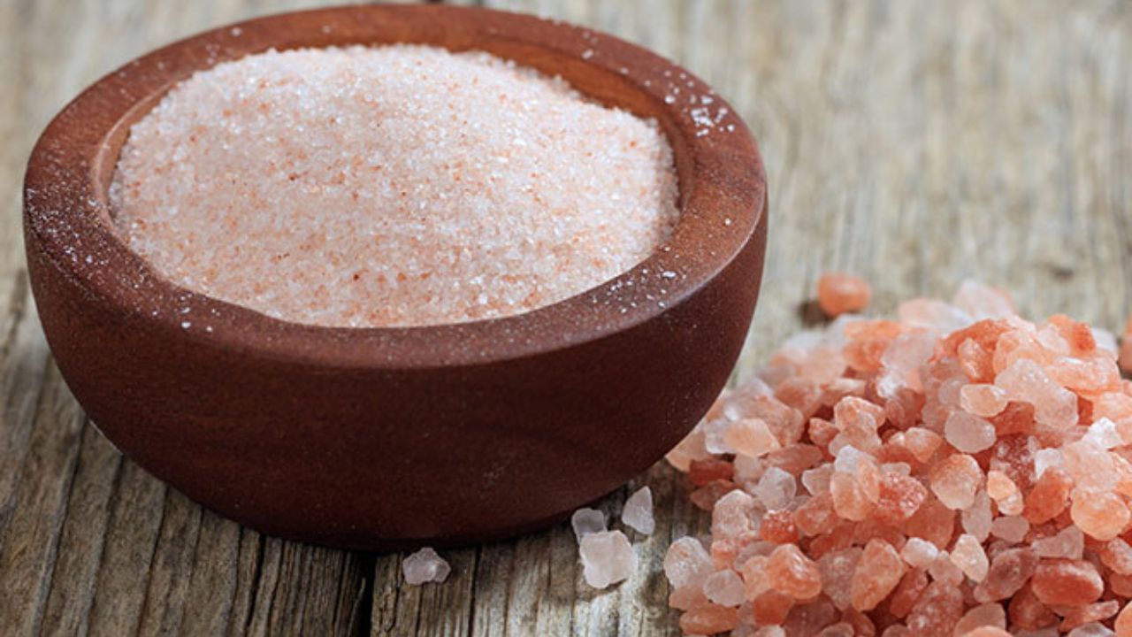 સિંધવ મીઠું - દાંતના દુખાવાના કિસ્સામાં તમે રોક સોલ્ટ એટલે કે સિંધવ મીઠાંનો ઉપયોગ કરી શકો છો. રોક સોલ્ટનો ઉપયોગ દાંતની સમસ્યાઓને ઘણી હદ સુધી ઘટાડી શકે છે. આ માટે, 1 ગ્લાસ નવશેકું પાણી લો, તેમાં એક ચપટી રોક સોલ્ટ મિક્સ કરો અને તેનાથી ગાર્ગલ કરો. આ દાંતમાં રહેલા બેક્ટેરિયાને ખતમ કરવામાં ઘણી હદ સુધી મદદ કરી શકે છે.