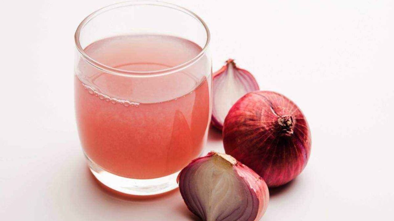 Onion juice: The use of onion juice is considered to be very effective in reducing tooth inflammation and pain effectively. Onion juice contains anti-inflammatory and antioxidant properties, which reduce toothache. For this, take about 1 teaspoon of onion juice, apply it on the teeth and massage for about 10 minutes. It can relieve pain.