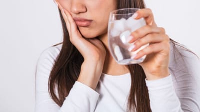 ઉનાળામાં ગરમી એટલી લાગે છે કે આપણે ઠંડુ ખાવાનું કે પીવાનું શોધતા હોઈએ છે જેથી થોડી ગરમીથી રાહત લાગે. ત્યારે ઘણીવાર ઠંડુ ખાતા કે પીતા જ કેટલાકને દાંતમાં સખત દુખાવો થવા લાગે છે. દાંતનો દુખાવો એક સામાન્ય સમસ્યા છે, પરંતુ તેનાથી અસહ્ય પીડા થાય છે. ક્યારેક દાંતના દુઃખાવાને કારણે ચહેરા પર સોજો આવી જાય છે. માથાનો દુખાવો પણ થઈ શકે છે. દાંતનો દુખાવો કોઈપણ ઉંમરે થઈ શકે છે. નિષ્ણાતોના મતે દાંતના દુખાવાની સ્થિતિમાં તરત જ પેઈન કિલર કે એન્ટીબાયોટીક્સ લેવાને બદલે ઘરેલું ઉપચાર અપનાવવો જોઈએ.