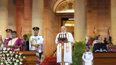 ગુજરાતની ગાંધીનગર બેઠક પરથી ચૂંટાઈ આવેલા સાંસદ અમિત શાહને મોદી કેબિનેટમાં ફરી ગૃહ મંત્રાલય આપવામાં આવ્યું છે. ગત ટર્મમાં પણ અમિત શાહ પાસે ગૃહ મંત્રાલય હતું.