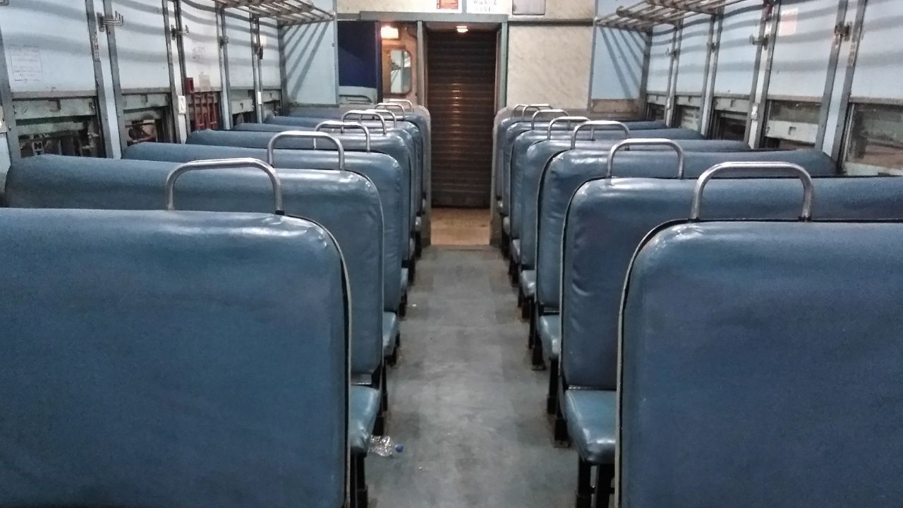 મુંબઈથી ભુજ તરફ આવતી સુપરફાસ્ટ બધી ટ્રેનો મોટાભાગે બોરિવલીથી ઉપડે છે. આજે આપણે 3 ટ્રેનો વિશે જાણશું. જે ભુજ સુધીની સફર કરાવે છે. 
