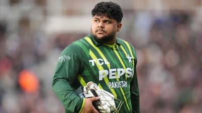 પહેલા બોલ પર આઉટ થતાં પાકિસ્તાની ખેલાડીને આવ્યો ગુસ્સો, ફેન્સ સાથે ઝઘડો કરવા લાગ્યો