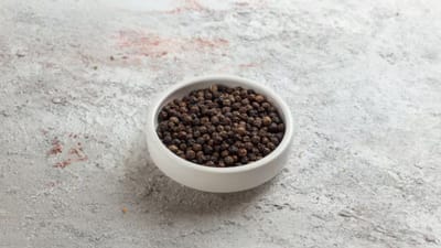 કાળા મરી સ્વાસ્થ્ય માટે પણ સારી માનવામાં આવે છે. આજે અમે તમને ઘરે કાળા મરી ઉગાડવાની રીત જણાવી રહ્યા છીએ.