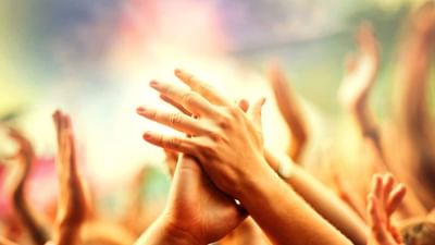 તાલી વગાડવાનું મહત્ત્વ : લોકો દ્વારા તાળી પાડવાનો રિવાજ ઘણા સમયથી ચાલી આવે છે. જુદા-જુદા પ્રસંગોએ તાળીઓ વગાડવામાં આવે છે. ભજન અને કીર્તન વખતે તાળીઓ વગાડવામાં આવે છે. તાળી વગાડવી એ ઉત્સાહ અને ખુશીમાં પણ કરવામાં આવે છે અને કોઈના વખાણ કરવા અથવા તેના સારા કામની પ્રશંસા કે પ્રશંસા કરવા માટે પણ કરવામાં આવે છે. પરંતુ ચાલો આપણે જાણીએ કે તાળીઓ કેવી રીતે શરૂ થઈ છે.