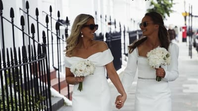 વધુ એક લેસ્બિયન મહિલા ક્રિકેટરે લગ્ન કરી લીધા છે. પ્રખ્યાત  ખેલાડી  ડેનિયલ વ્યાટે જ્યોર્જિયા હોજ સાથે  સમલૈંગિક લગ્ન કર્યા છે, જેના ફોટો સોશિયલ મીડિયા પર શેર કર્યા છે.ઈંગ્લેન્ડની મહિલા ક્રિકેટર ડેનિયલ વ્યાટે લગ્ન કર્યા છે. તેમણે જૉર્જી હોજ સાથે સમલૈંગિક લગ્ન કર્યા છે. બંન્ને લાંબા સમયથી સાથે છે. હોજ ફુટબોલ ટીમની મેનેજર છે. વ્યાટ અને હોજ ગત્ત વર્ષે સગાઈ કરી હતી. હોજે લગ્નના ફોટો ઈન્સ્ટાગ્રામ પર શેર કર્યા છે. જે ખુબ વાયરલ થઈ રહ્યા છે.