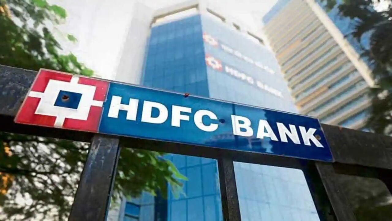 HDFC ગ્રુપને તેની બેંકિંગ અને ફાઇનાન્સ કંપનીઓના એકીકરણથી ફાયદો થયો છે અને તે 10.4 બિલિયન ડોલરના મૂલ્યાંકન સાથે બ્રાન્ડ મૂલ્યાંકનની દ્રષ્ટિએ ત્રીજા ક્રમે છે. જો કે દેશની અન્ય બેંકોની બ્રાન્ડ વેલ્યુમાં જોરદાર ઉછાળો આવ્યો છે. આ ક્ષેત્રે એકંદરે 26 ટકાથી વધુ વૃદ્ધિ નોંધાવી છે અને તેમાં પણ ઇન્ડિયન બેન્ક, ઇન્ડસઇન્ડ બેન્ક અને યુનિયન બેન્કનું પ્રદર્શન મજબૂત રહ્યું છે.