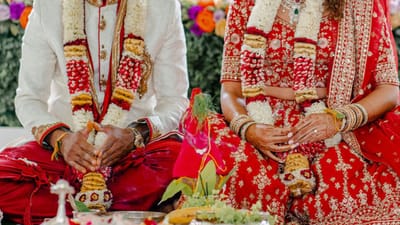 ભારતમાં રહેતા હિન્દુ ધર્મના લોકો માટે એક નિયમ છે. અહીં તમે કાયદેસર રીતે બે લગ્ન કરી શકતા નથી. હિંદુ મેરેજ એક્ટ 1955 હેઠળ ભારતમાં બે લગ્નની કોઈ જોગવાઈ નથી. બે લગ્ન કરવા માટે પ્રથમ સાથીદારને છૂટાછેડા આપવા જરૂરી છે અથવા તો તેનું નિધન થયું હોય તો બે લગ્ન થઈ શકે છે.