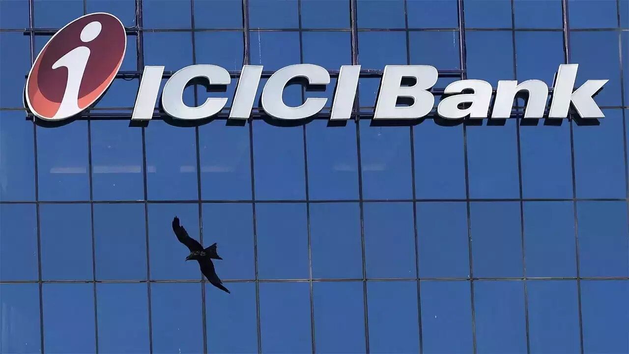 ICICI Bank : ખાનગી બેંક પાંચ વર્ષની FD પર 7 ટકા વ્યાજ દર ઓફર કરે છે જ્યારે તે એક વર્ષની FD પર 6.7 ટકા વ્યાજ દર ઓફર કરે છે. આ દરો 17મી ફેબ્રુઆરીથી લાગુ છે.