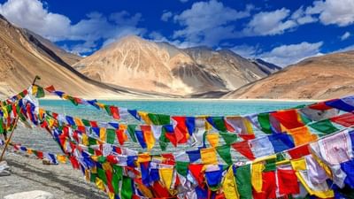 શું તમે પણ લદ્દાખ જવાનો પ્લાન બનાવી રહ્યા છો અને તમારી પાસે સમય પણ ખુબ ઓછો છે, તો જો તમારે ઓછા પૈસામાં લદ્દાખની યાદગાર સફર કરવી હોય તો આઈઆરસીટીસી તમારા માટે એક ટુર પેકેજ લઈને આવ્યું છે, (photo : tusktravel)