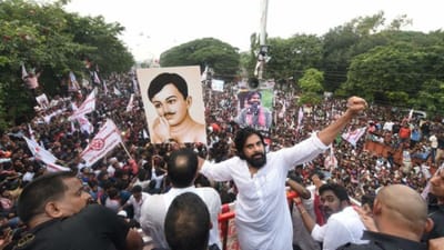  જે રીતે લોકોને સાઉથની ફિલ્મો જોવી પસંદ છે તેવી જ રીતે રાજનીતિમાં પણ સાઉથ સ્ટાર બોલિવુડ સ્ટાર કરતા રાજનીતિમાં પણ આગળ છે. લોકસભાની ચૂંટણીમાં ભોજપુરી, બોલિવુડ સહિત સાઉથ અનેક કલાકારો ચૂંટણીના મેદાનમાં ઉતર્યા હતા. તેમાંથી કેટલાકને હાર મળી તો કેટલાક કલાકારોની જીત થઈ છે. એક કલાકાર તો ડેપ્યુટી સીએમ બની ગયો છે.