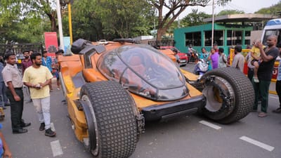 બાહુબલી સ્ટાર પ્રભાસ સહિત અનેક દિગ્ગજ બોલિવુડ સ્ટારની અપકમિંગ ફિલ્મ કલ્કી 2898 એડીની ચર્ચા ચારે બાજુ થઈ રહી છે. જેને જોવાનું પણ ચાહકોને આતુરતા છે.કલ્કિ 2898 એડીના નિર્માતાઓએ હૈદરાબાદમાં ફિલ્મની પ્રી-રિલીઝ ઇવેન્ટનું આયોજન કર્યું હતું અને આ ઇવેન્ટમાં નિર્માતાઓએ કલ્કી 2898 એડીમાં પ્રભાસની કાર બુજ્જીનું પણ સૌ કોઈને દેખાડી હતી. (Photo : idlebrain.com)