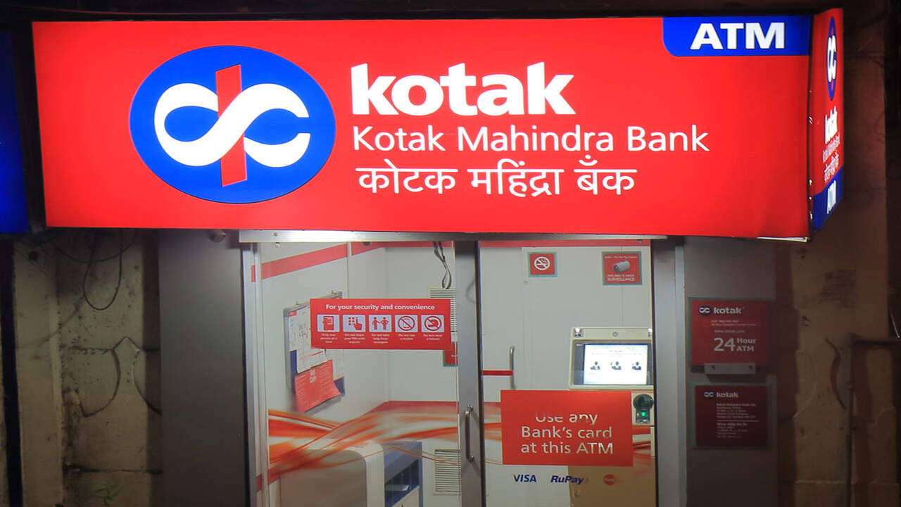 Kotak Mahindra Bank : આ ખાનગી ક્ષેત્રની બેંક પાંચ વર્ષની ફિક્સ્ડ ડિપોઝિટ પર 6.20 ટકા વ્યાજ દર ઓફર કરે છે જ્યારે તે એક વર્ષની FD પર 7.10 ટકા વ્યાજ ઓફર કરે છે. આ દરો 27 ફેબ્રુઆરી 2024થી લાગુ રખાયા છે.