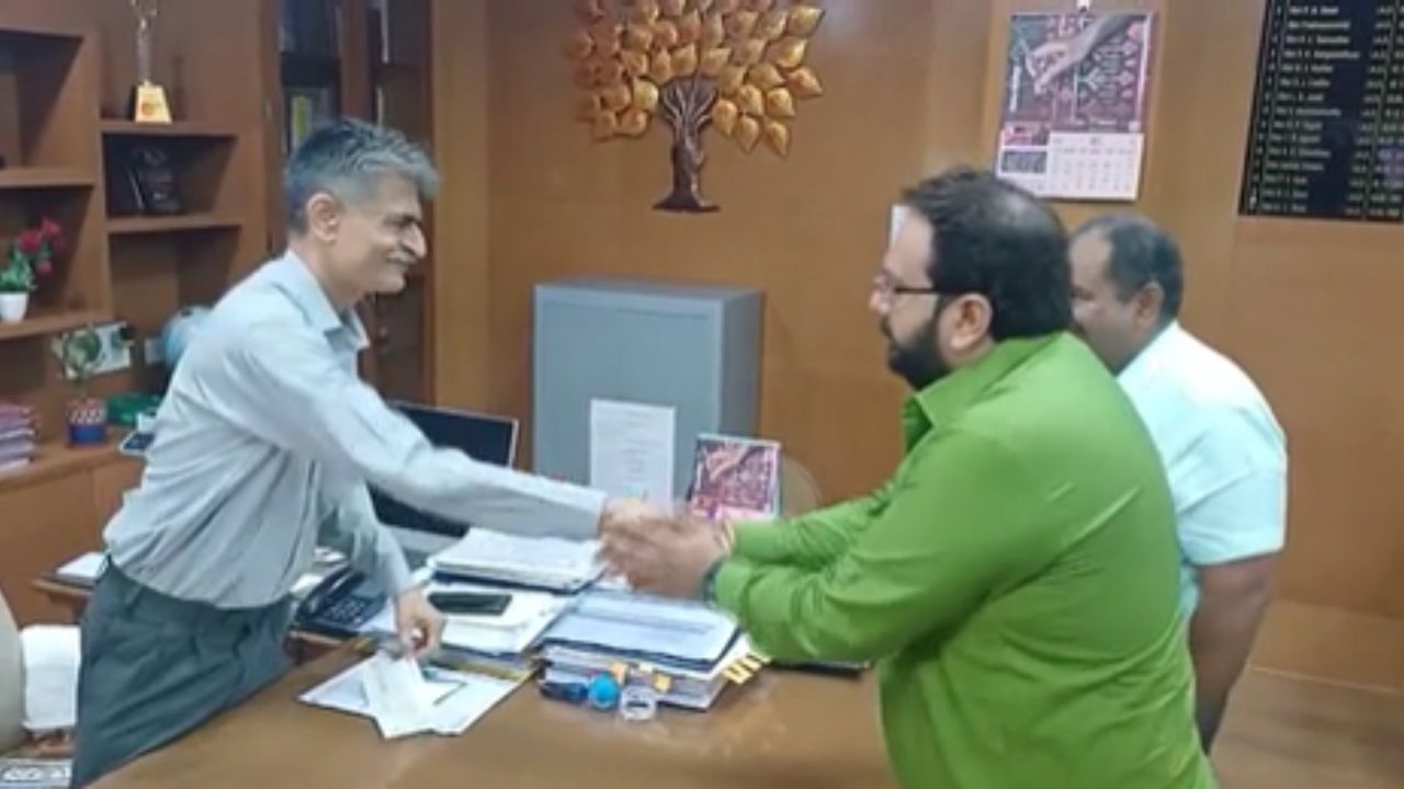 Vadodara  : નવા સાંસદ ડો. હેમાંગ જોશીએ જેટલા મતથી જીત્યા એટલી જ રકમનો ચેક  મુખ્યમંત્રી રાહત ફંડમાં આપ્યો, જુઓ Video