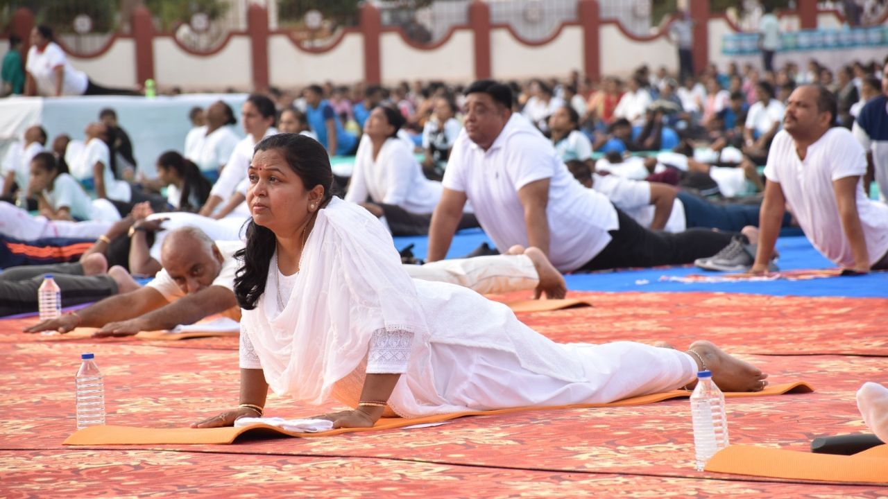 MP Shobhnaben Baraiya Celebration of Yoga Day in Himmatnagar (2)