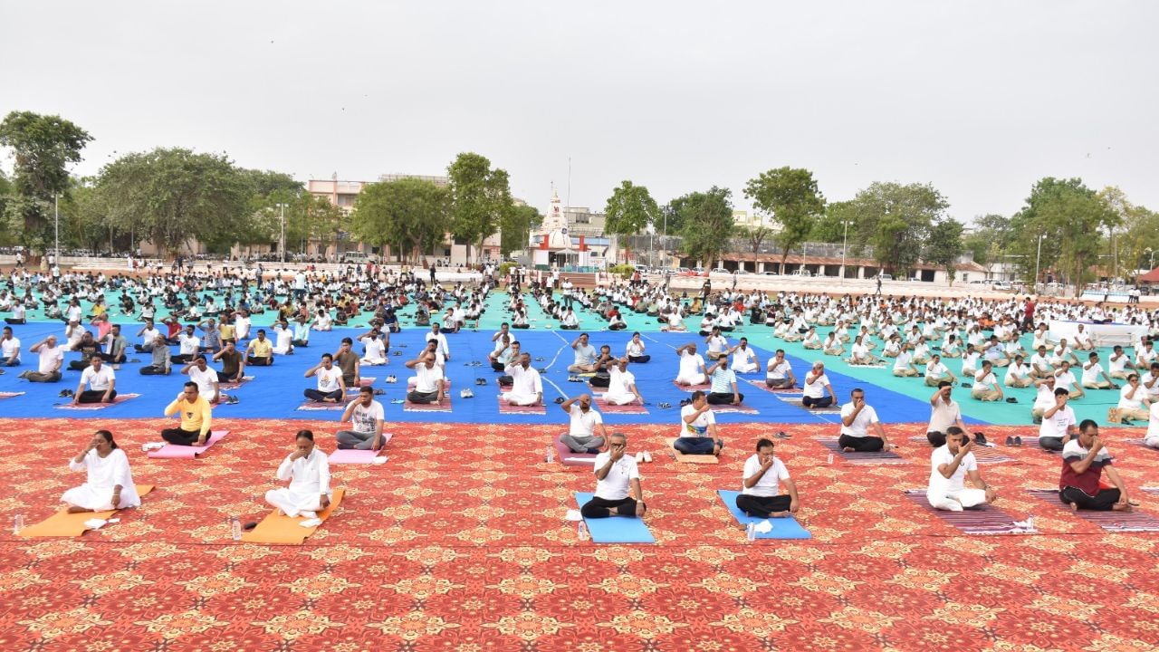 MP Shobhnaben Baraiya Celebration of Yoga Day in Himmatnagar (4)