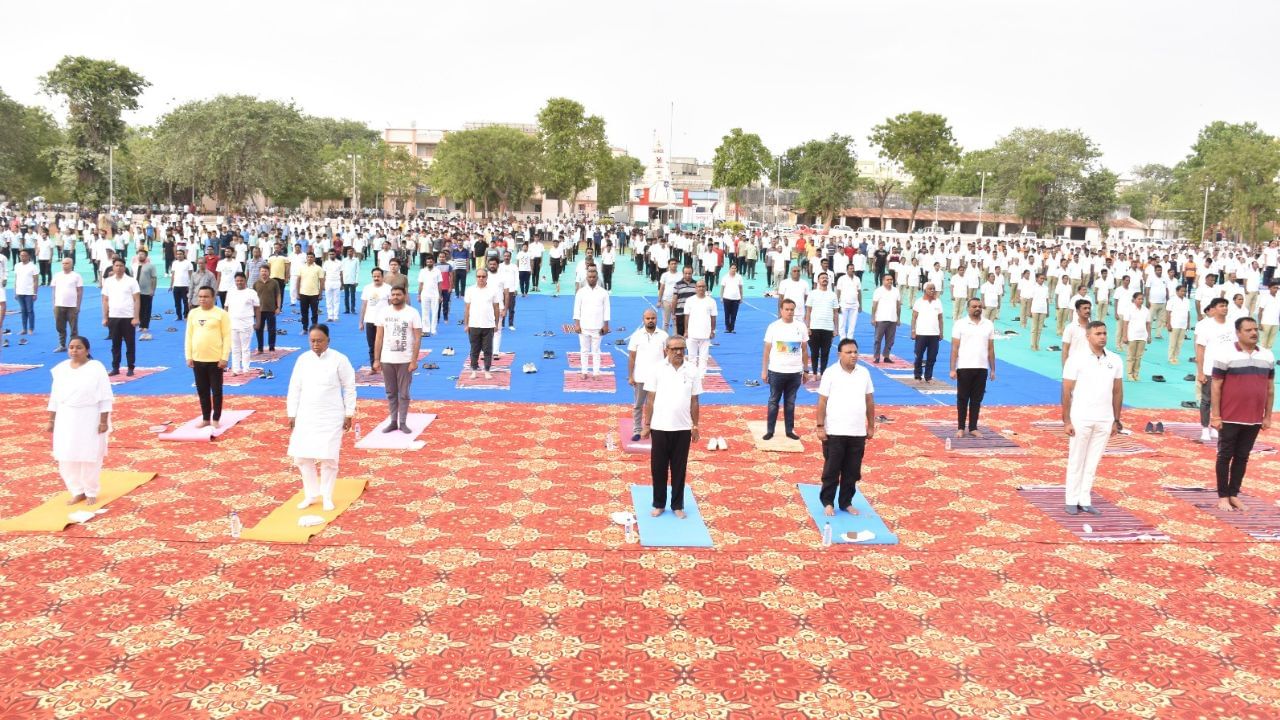 MP Shobhnaben Baraiya Celebration of Yoga Day in Himmatnagar (5)