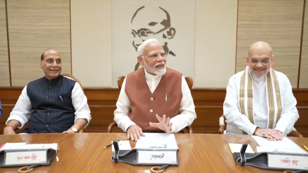 નરેન્દ્ર મોદીની આગેવાની હેઠળની એનડીએ સરકારના મંત્રીઓના ખાતાઓની ફાળવણી કરવામાં આવી છે. જેમાં સૌથી મોટા મંત્રાલયો ગણાતા નાણા, રક્ષા, માર્ગ-મકાન અને રેલ મંત્રાલયમાં ફરીથી મંત્રીઓને રિપીટ કરાયા છે.