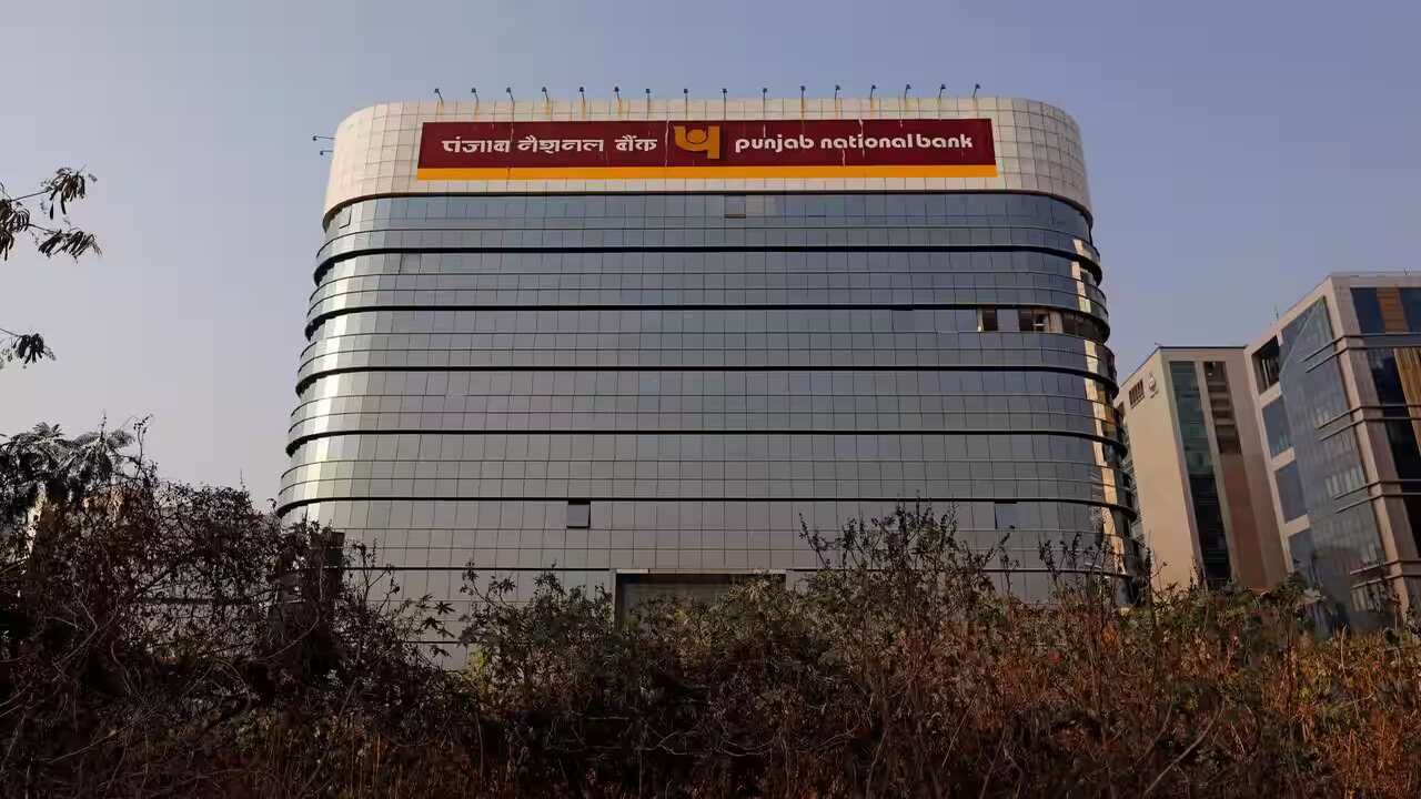 Punjab National Bank : જાહેર ક્ષેત્રની બેંક પાંચ વર્ષની ફિક્સ્ડ ડિપોઝિટ પર 6.55 ટકા વ્યાજ આપે છે જ્યારે તે એક વર્ષની FD પર 6.8 ટકા વ્યાજ આપે છે. આ વ્યાજ દરો 12 એપ્રિલ 2024થી લાગુ છે.