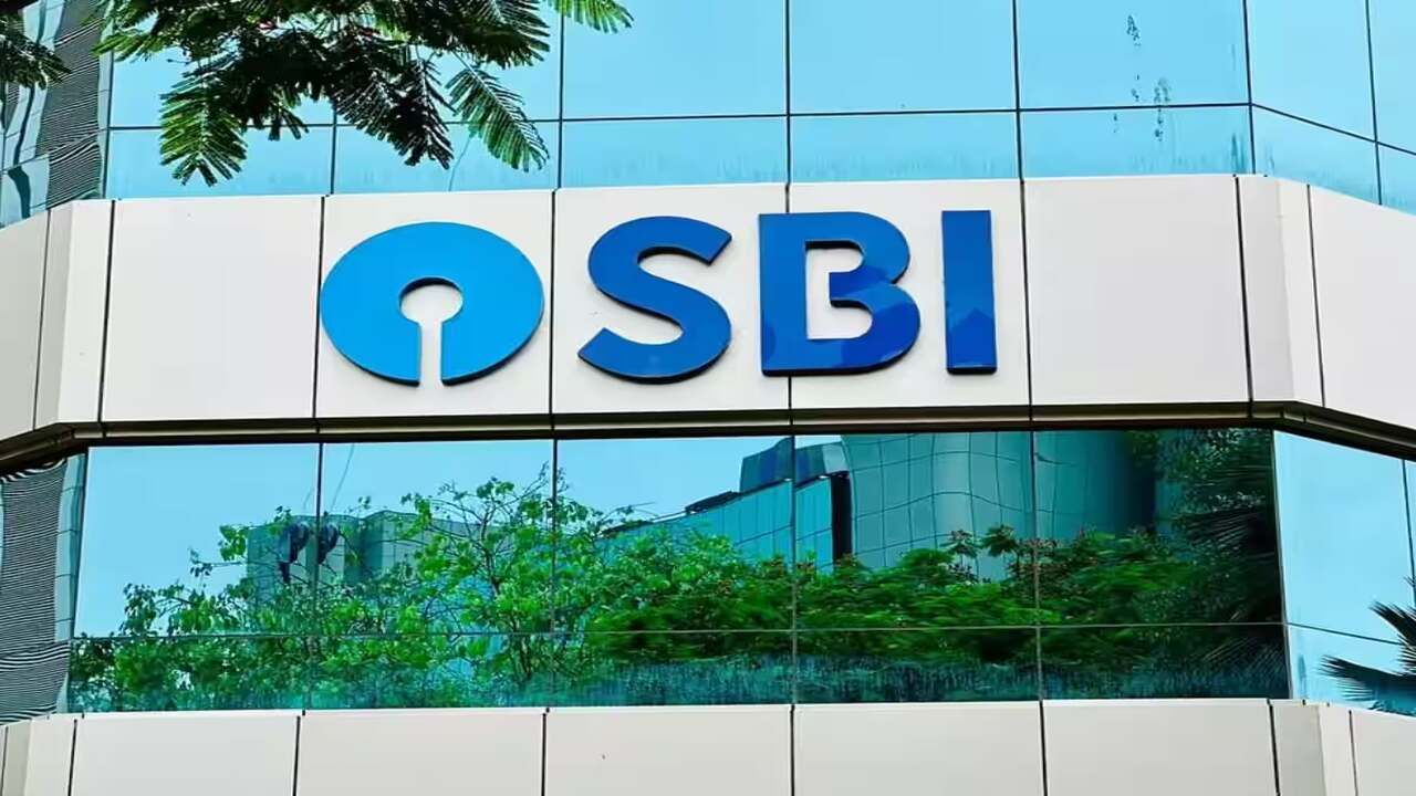 SBI : ભારતીય સ્ટેટ બેંક પાંચ વર્ષની FD પર 6.5 ટકા વ્યાજ દર ઓફર કરે છે જ્યારે એક વર્ષની FD પર વ્યાજ દર 6.8 ટકા છે. આ દરો 15 મે 2024થી લાગુ કરાયા છે.