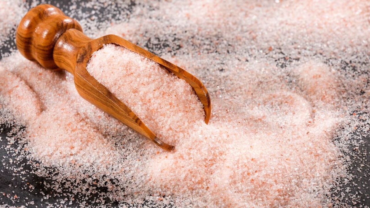 મીઠાનો ઉપયોગ વિશ્વમાં લગભગ દરેક જગ્યાએ થાય છે, જે સ્વાસ્થ્ય અને સ્વાદ બંને માટે ઉપયોગી છે. જો કોઈ વાનગીમાં મીઠું વધુ કે ઓછું હોય તો તે તેનો સ્વાદ બગડી શકે છે.