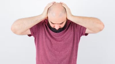 વાળ ખરવાની સમસ્યા મહિલા અને પુરુષો બન્નેમાં સામાન્ય છે. તેમાં પણ છોકરાઓ કરતા છોકરીઓના વાળ વધારે ખરતા હોય છે તેમ છત્તા શું તમે ક્યારેય છોકરીયોના માથે વાળ ખરવાથી ટાલ જોઈ છે? નહીં ને..ત્યારે ટાલ પળવાની સમસ્યા છોકરાઓમાં શા માટે જોવા મળે છે શું તમે આવુ ક્યારેય વિચાર્યું છે કે જાણો છો. તો ચાલો અહીં જાણીયે તેનું અસલી કારણ 