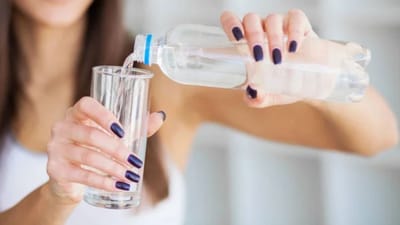 આપણે બધા જ બહાર જઈએ અને પાણી લઈ જવાનું ભૂલી ગયા હોય ત્યારે બજારમાંથી પાણીની બોટલ ખરીદતા હોઈએ છે. તેના પર આપણે ઘણી વખત જોયુ હશે કે તેના ઉપરના ઢાંકણાનો રંગ અલગ - અલગ હોય છે. આ જુદાં- જુદાં રંગના ઢાંકણાનો શું અર્થ થાય છે.