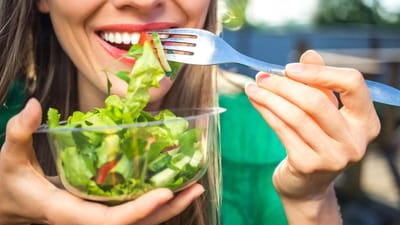 ચોમાસાની ઋતુ ખૂબ જ આહલાદક હોય છે. આ સિઝનમાં લોકો ફરવાનું અને ખૂબ એન્જોય કરવાનું પસંદ કરે છે. પરંતુ આ ઋતુ પોતાની સાથે અનેક બીમારીઓ પણ લઈને આવે છે. આ સિઝનમાં બેક્ટેરિયલ ઇન્ફેક્શન ખૂબ જ સામાન્ય છે. એટલું જ નહીં ચોમાસામાં શરીરની રોગપ્રતિકારક શક્તિ નબળી પડવા લાગે છે, જેના કારણે શરદી-ખાંસી વગેરે થવા લાગે છે. વાસ્તવમાં, આ બધી સમસ્યાઓ ખાવાની ખરાબ આદતોને કારણે પણ થઈ શકે છે. આ સિઝનમાં તમારે શાકભાજીનું ખાસ ધ્યાન રાખવું પડશે. નિષ્ણાતો કહે છે કે આ સિઝનમાં અમુક એવા શાકભાજી છે જેને ખાવાથી બચવું જોઈએ કારણકે તે શાકભાજી સિઝનલ બિમારીઓ કરી શકે છે. ત્યારે ચાલો જાણીએ