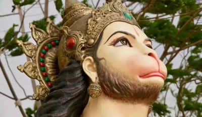 ભગવાન હનુમાન, હિન્દુ ધર્મના સૌથી શક્તિશાળી અને સમર્પિત દેવતાઓમાંના એક છે. તે શક્તિ, ભક્તિ, કરુણા અને પ્રેમનું પ્રતિક છે. ભગવાન રામના તેઓ પરમભક્ત છે.તેઓ હંમેશા જય શ્રીરામના નામનો જપ કરે છે અને તેમના ભક્તો માટે તેઓ સર્વશક્તિમાન છે અને તેમના ભક્તોની મદદ માટે હંમેશા તૈયાર રહે છે.