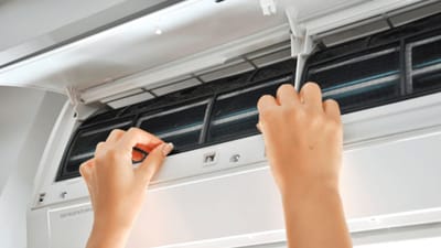 ગરમીનો પ્રકોપ કહો કે લોકોની બેદરકારી, તાજેતરમાં અને ભૂતકાળમાં વિવિધ વિસ્તારોમાંથી એર કંડિશનરમાં વિસ્ફોટ અને આગના લાગવાના બનાવો નોંધાયા છે. હવે આવી સ્થિતિમાં એ જાણવું અગત્યનું બની જાય છે કે ACની લાઈફ શું છે, એટલે કે તેને ખરીદ્યા પછી કેટલા વર્ષ સુધી ચલાવી શકાય છે