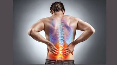 સ્ત્રી હોય કે પુરુષ, પીઠનો દુખાવો આજકાલ સામાન્ય સમસ્યા બની ગઈ છે. આ રોગ હવે યુવાનોને પણ પોતાની ઝપેટમાં લઈ રહ્યો છે. કમરના દુખાવાના ઘણા કારણો છે, પરંતુ તેના મુખ્ય કારણો છે લાંબા સમય સુધી એક જ પોઝિસનમાં બેસીને કામ કરવું અથવા શરીરમાં કેલ્શિયમ અને વિટામિન્સની ઉણપ. એક રિપોર્ટ અનુસાર, મોટાભાગના લોકો 30 વર્ષ પછી કમરના દુખાવાની ફરિયાદ કરે છે. જ્યારે, સ્ત્રીઓમાં, આ સમસ્યા ગર્ભાશયમાં સોજો અને માસિક સ્રાવને કારણે થાય છે.