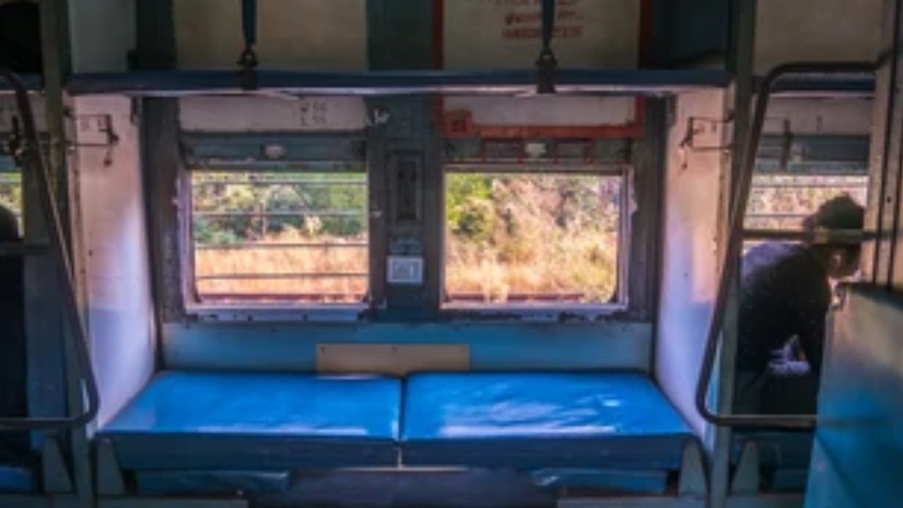 ટ્રેન નંબર 22903 ભુજ એસી એક્સપ્રેસ બોરિવલી થી ભુજ સુધી ચાલે છે. આ ટ્રેન અઠવાડિયામાં સોમ, ગુરુ અને શનિવાર દરમિયાન ચાલે છે. આ ટ્રેન બોરિવલીથી 00:15 વાગે ચાલુ થાય છે અને બીજા 12:45 કલાકે ભુજ પહોંચાડે છે. આ ટ્રેન સુપર ફાસ્ટ હોવાથી અમદાવાદથી ડાયરેક્ટ હળવદ, સામખિયાળી, ગાંધીધામ જંકશન થઈને ભુજ પહોંચાડે છે.
