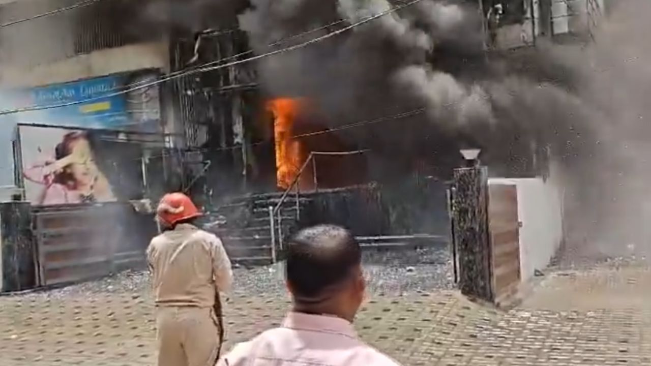 Video – દિલ્હી લાજપત નગરની આઈ 7 હોસ્પિટલમાં લાગી ભીષણ આગ, 16 ફાયર ફાયટર ઘટનાસ્થળે પહોંચ્યા