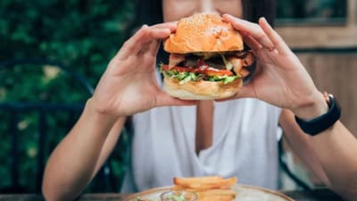 ભૂખ લાગવી સામાન્ય બાબત છે. દરેકને ચોક્કસપણે ભૂખ લાગે છે, પરંતુ કેટલાક લોકોને દર અડધા કલાકે ભૂખ લાગ્યા કરે છે તો કોઈને જમીને આવી તો પણ 5-10 મિનિટમાં ફરી ભૂખ્યું થઈ જાય છે. આ કોઈ સામાન્ય બાબત નથી. તેની પાછળ ઘણા કારણો હોઈ શકે છે. ત્યારે આવી સમસ્યા વાંરવાર રહેતી હોય તો શું કરવું જોઈએ અને વારંવાર ભૂખ લાગવાનું કારણ શું છે જાણો અહી.