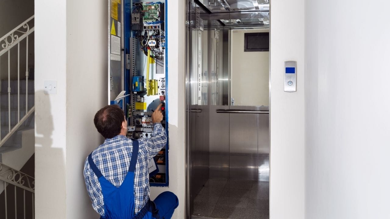 ઈમરજન્સી બ્રેક સિસ્ટમ ફેલ્યોરઃ જો લિફ્ટમાં લગાવવામાં આવેલી ઈમરજન્સી બ્રેક સિસ્ટમમાં કોઈ ખામી હોય તો લિફ્ટ અચાનક બંધ થઈ શકે છે અથવા પડી શકે છે, જેનાથી પેસેન્જરોને જોખમ થઈ શકે છે.