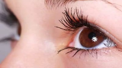 આપણું શરીર ખનિજો અને વિટામિન્સથી બનેલું છે. તેમની ઉણપને કારણે આપણું શરીર અનેક રોગોનું ઘર બની જાય છે. ઘણા લોકો એવા હોય છે જે નાની ઉંમરમાં ચશ્મા પહેરે છે અને તેમની દ્રષ્ટિ નબળી પડી જાય છે. તેની પાછળનું કારણ તમારા શરીરમાં વિટામિન્સની ઉણપ છે.