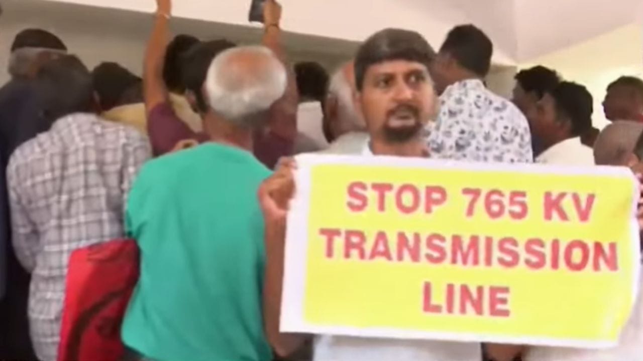 સુરત વીડિયો : 765 KV વીજ લાઈન નાખવાની કામગીરી સામે ખેડૂતોનું આંદોલન, જમીન સંપાદન કાયદા હેઠળ વીજ લાઈન નાખવા માંગ સુરત વીડિયો : 765 KV વીજ લાઈન નાખવાની કામગીરી સામે ખેડૂતોનું આંદોલન, જમીન સંપાદન કાયદા હેઠળ વીજ લાઈન નાખવા માંગ