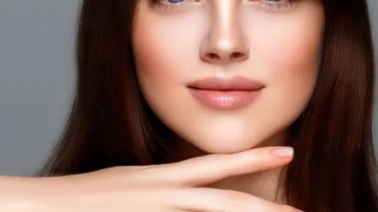 સ્વસ્થ અને સુંદર ત્વચા મેળવવી છે તો માત્ર ચહેરો ચમકાવવાથી કામ નથી થતું. આ માટે ત્વચાને પૂરતું પોષણ આપવું જરૂરી છે. કેટલાક લોકો માત્ર તેમના ચહેરાને સુંદર બનાવવા માટે અલગ-અલગ ઉપાયો અજમાવતા હોય છે, પરંતુ જ્યારે આખા શરીરને પોષણ આપવાની વાત આવે છે, ત્યારે નહાવાના પાણીમાં ફટકડી ભેળવીને ઉપયોગ કરવો ફાયદાકારક સાબિત થાય છે. ફટકડીમાં ઘણા ઔષધીય ગુણો જોવા મળે છે જે શરીરને સ્વસ્થ અને ત્વચાને સ્વસ્થ બનાવવામાં મદદ કરે છે.