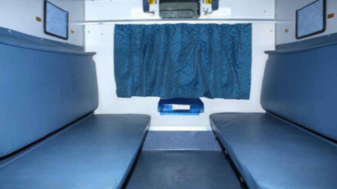 ટ્રેન નંબર 20907 સયાજી નગરી સુપરફાસ્ટ એક્સપ્રેસ એ પણ બોરિવલીથી 15:39 કલાકે ઉપડે છે અને બીજા દિવસે 06:30 વાગ્યે ભુજ પહોંચાડે છે. આ ટ્રેન નવસારી-સુરત પણ સ્ટોપેજ લે છે. હળવદ, સામખિયાળી, ભચાઉ, ગાંધીધામ, આદિપુર, અંજાર થઈને ભુજ પહોંચાડે છે. આ ટ્રેન અઠવાડિયે દરેક દિવસે ચાલે છે. 
