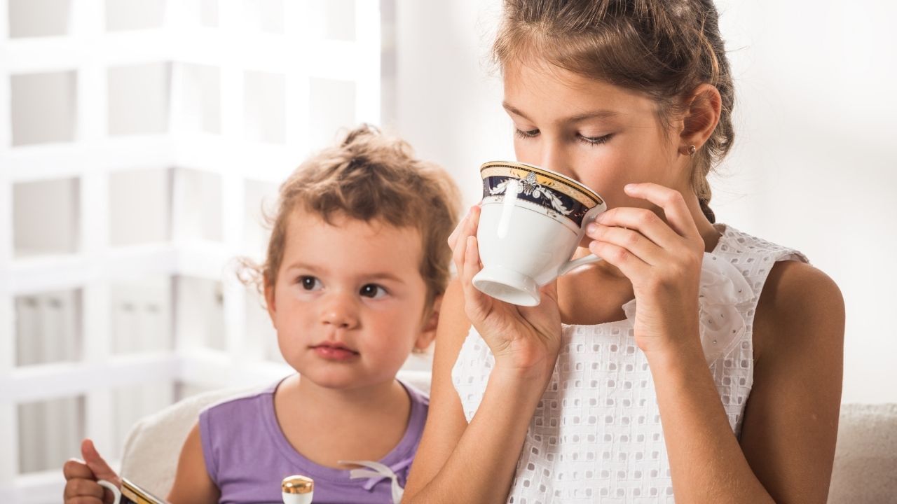health news disadvantages drink tea for children age (1)